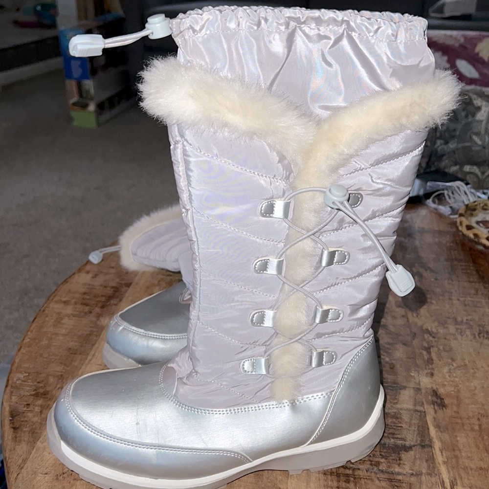 Big girls 6M winter snow boot by Lands End. Silver. Toggle pulls. Exc co…